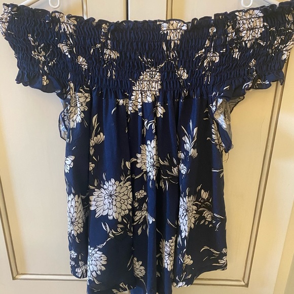 Dee Elle off the shoulder top. Small. - Picture 1 of 4